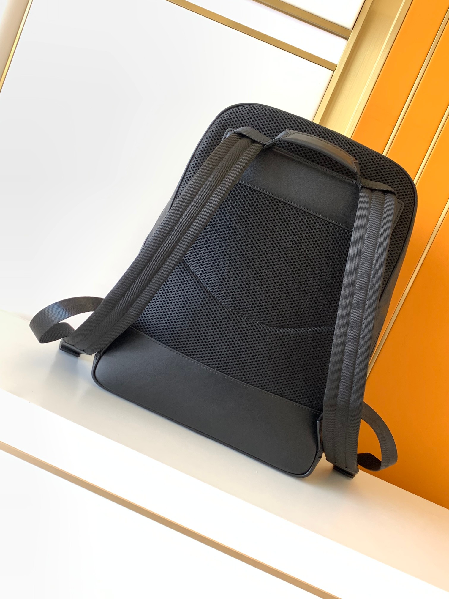 Minimalist Black Embossed Back - Leather Work Rucksack Mens 评论和价格